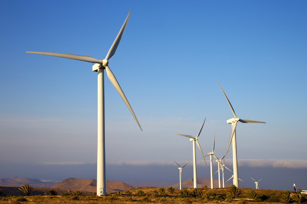 energia eólica. força do vento. energia sustentável e renovável. turbinas  eólicas geram eletricidade. fazenda de moinho de vento na montanha com céu  pôr do sol. tecnologia verde. fonte renovável. desenvolvimento sustentável.  11941691 Foto de stock no