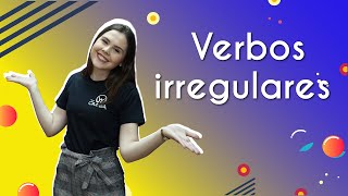 Professora ao lado do texto"Verbos irregulares".