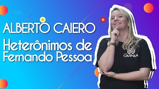 Professora ao lado do texto"Alberto Caeiro | Heterônimos de Fernando Pessoa".