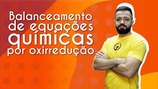 Professor ao lado do escrito "Balanceamento de equações por oxirredução".