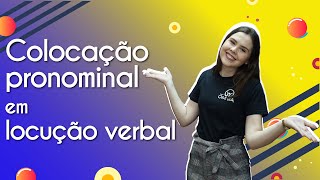 Professora ao lado do texto"Colocação pronominal em locução verbal".