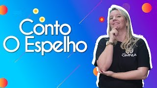 Professora ao lado do texto"Conto O Espelho".