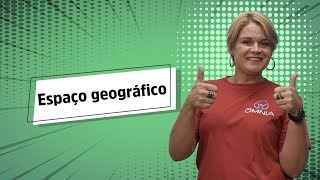 "Espaço Geográfico" escrito sobre fundo verde ao lado da imagem da professora