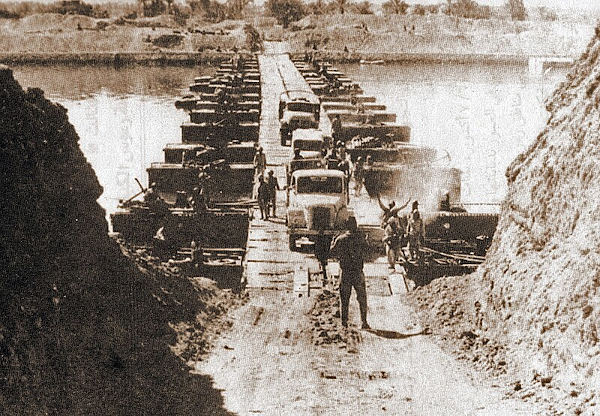Forças do Egito cruzando o canal de Suez em 7 de outubro de 1973, no segundo dia da Guerra do Yom Kippur.