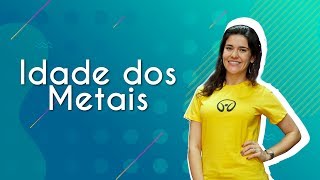 "Idade dos Metais" escrito sobre fundo verde ao lado da imagem da professora