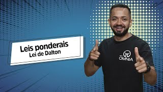 "Lei de Dalton | Leis Ponderais" escrito sobre fundo azul ao lado da imagem do professor