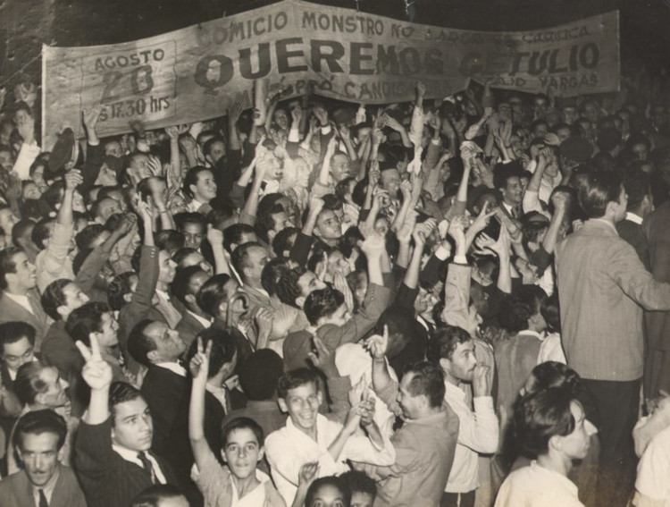 Manifestação de trabalhadores em apoio a Getúlio Vargas, no Rio de Janeiro, em 1940. [1]