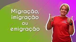 Professora ao lado do texto"Migração, imigração ou emigração".