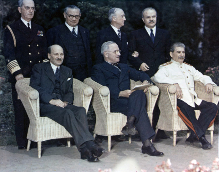 Representantes políticos dos EUA, URSS e Reino Unido em conferência que deu origem ao mundo bipolar.