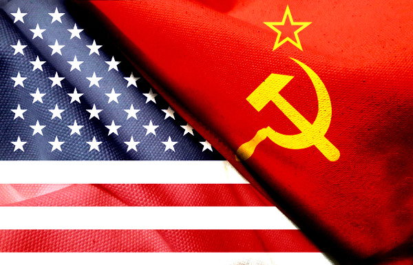 Mundo bipolar ilustrado pela fusão das bandeiras da União Soviética e dos Estados Unidos.