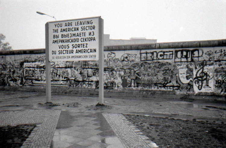  Placa em frente ao Muro de Berlim, construção que materializava o mundo bipolar.
