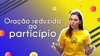 Professora ao lado do texto"Orações Reduzidas de Particípio".