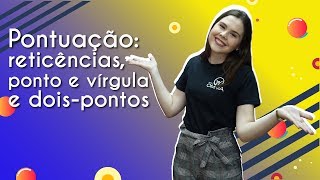 Professora ao lado do texto"Pontuação: ponto e vírgula, reticências e dois-pontos".