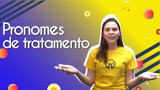 Professora ao lado do texto"Pronomes de Tratamento".