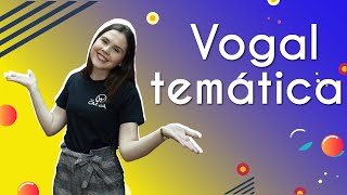 Professora ao lado do texto"Vogal temática"