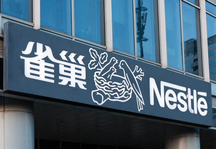 Filial da Nestlé na China como exemplo de empresa transnacional, que surgiu na terceira fase da globalização.