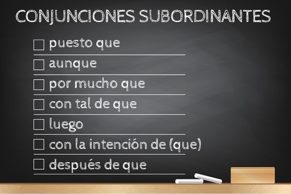 Exemplos de conjunções subordinadas em espanhol escritos em quadro-negro.