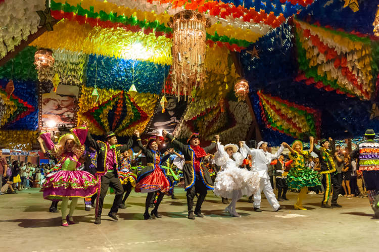 Quadrilha sendo dançada na Festa Junina, uma das festas mais tradicionais do folclore brasileiro.