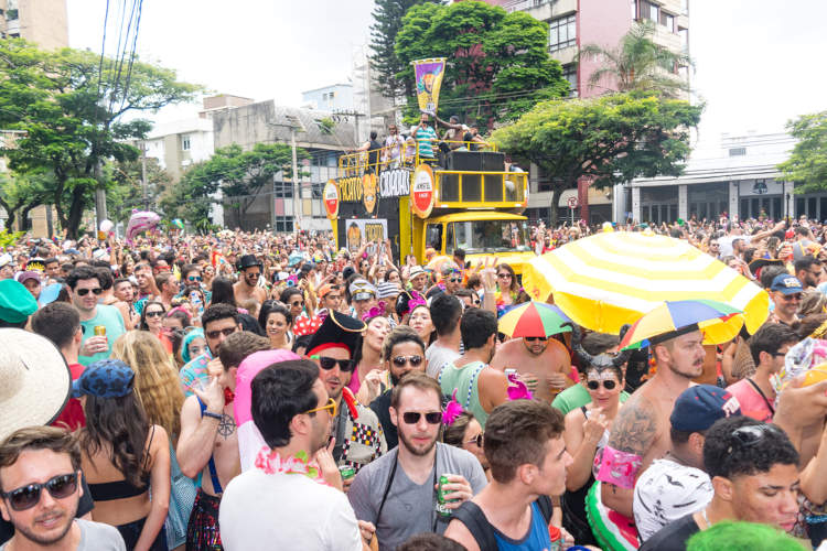Pessoas aproveitando o Carnaval, uma das principais festas do folclore brasileiro, em um bloquinho de rua.