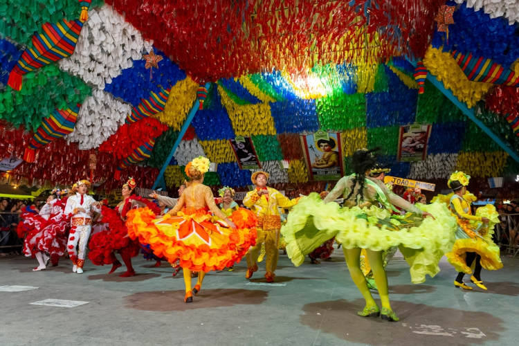 Pessoas dançando quadrilha em uma Festa Junina, uma das principais festas do folclore brasileiro.