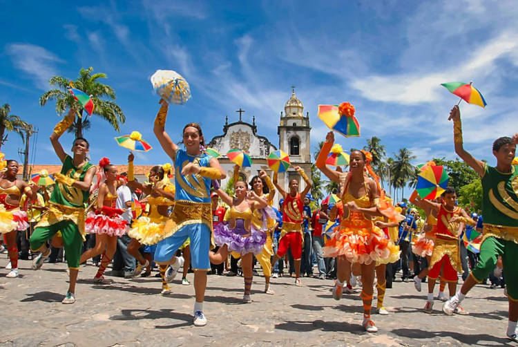 Pessoas dançando frevo, uma das danças do folclore brasileiro, na cidade de Olinda, em Pernambuco.