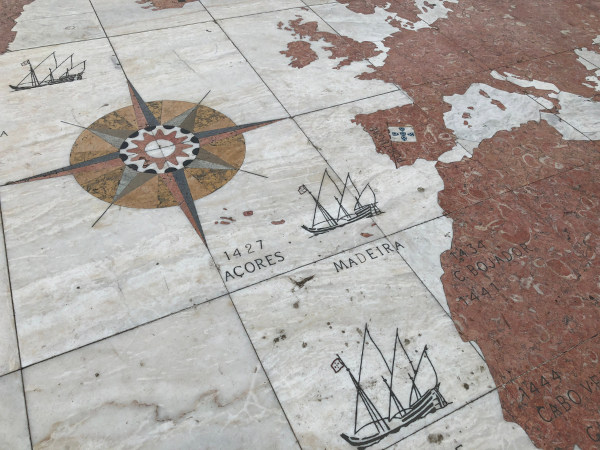 Mapa com caravelas usadas nas Grandes Navegações.