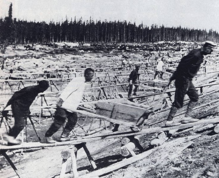Prisioneiros de um Gulag executando trabalho de construção forçado.