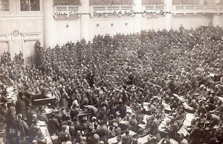 Reunião do Soviete de Petrogrado, no contexto da Revolução de Outubro.