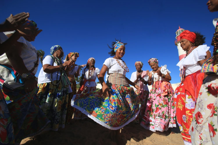 Mulheres dançando samba de roda, uma dança do folclore brasileiro, em Salvador, na Bahia.