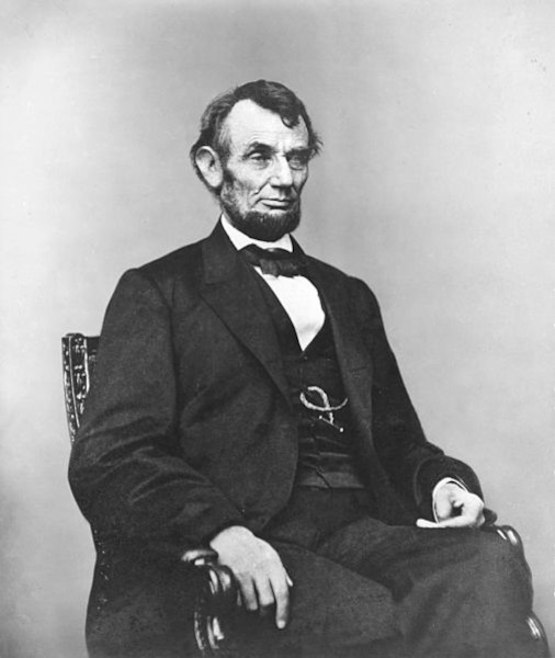 Foto de Abraham Lincoln sentado em cadeira.