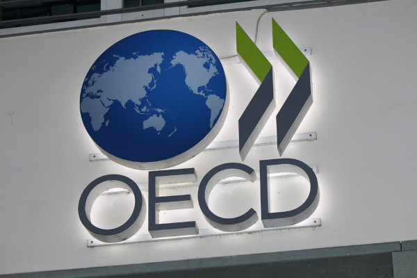 Logo da OCDE (em inglês, OECD), organização conhecida como “clube dos ricos”, em Berlim, na Alemanha.