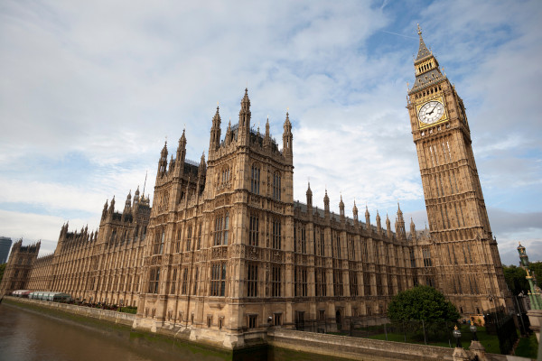 Países como Reino Unido e Alemanha adotam o parlamentarismo. O Palácio de  Westminster é a sede do Parlamento britânico.