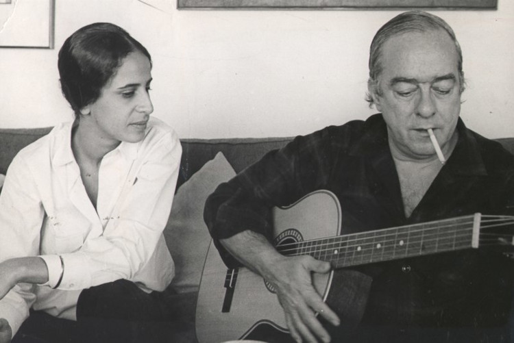 Vinicius de Moraes e Maria Bethânia em foto de 1972.