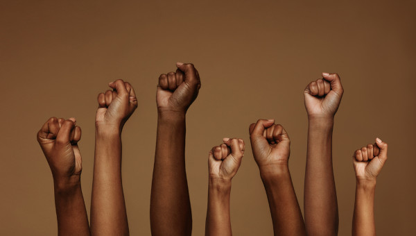 Mãos levantadas com punhos fechados em alusão ao movimento negro.