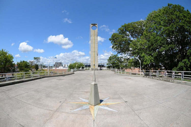 Monumento do Marco Zero em Macapá (AP), por onde passa a Linha do Equador.[2]