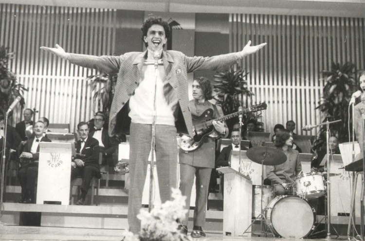 Caetano Veloso, um dos grandes nomes do tropicalismo, na terceira edição do Festival de Música Popular Brasileira, em 1967.