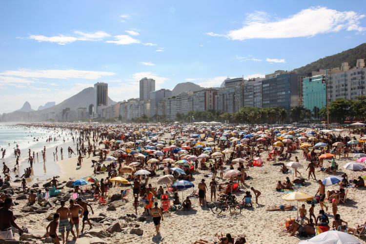 Multidão de banhistas na praia de Copacabana, em alusão à população brasileira.