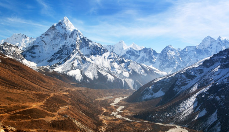 Cordilheira do Himalaia, um exemplo de dobramento moderno, uma das estruturas geológicas.