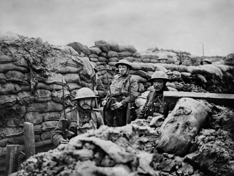 Soldados britânicos em uma trincheira durante a Guerra de Trincheiras, a segunda fase da Primeira Guerra Mundial.