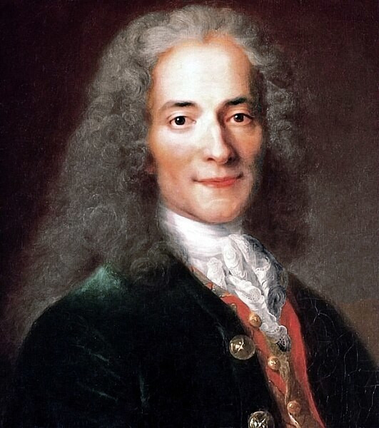 Voltaire, pensador do iluminismo, retratado em pintura.