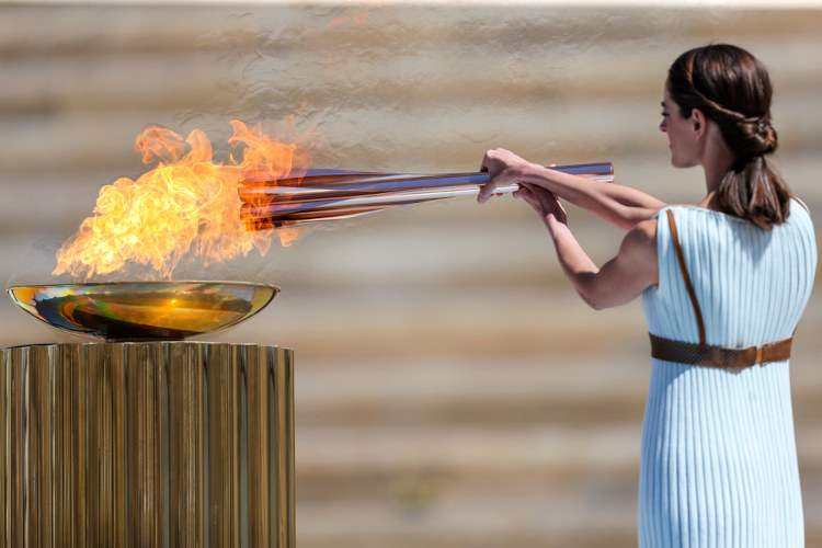 Cerimônia de entrega da chama olímpica na Antiga Olímpia, na Grécia, cidade onde surgiram os Jogos Olímpicos.