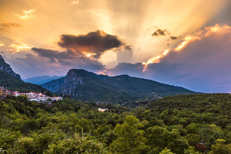 Vista de um pôr do Sol no Monte Olimpo, a montanha mais elevada da Grécia.
