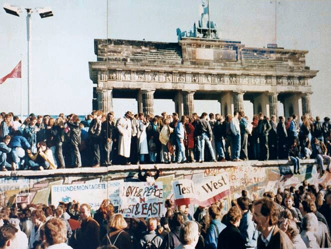 Manifestantes em cima do Muro de Berlim, um marco da nova ordem mundial.