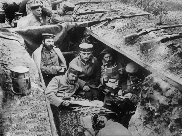 Soldados alemães fumando, lendo e escrevendo em suas trincheiras, durante a Guerra de Trincheiras.