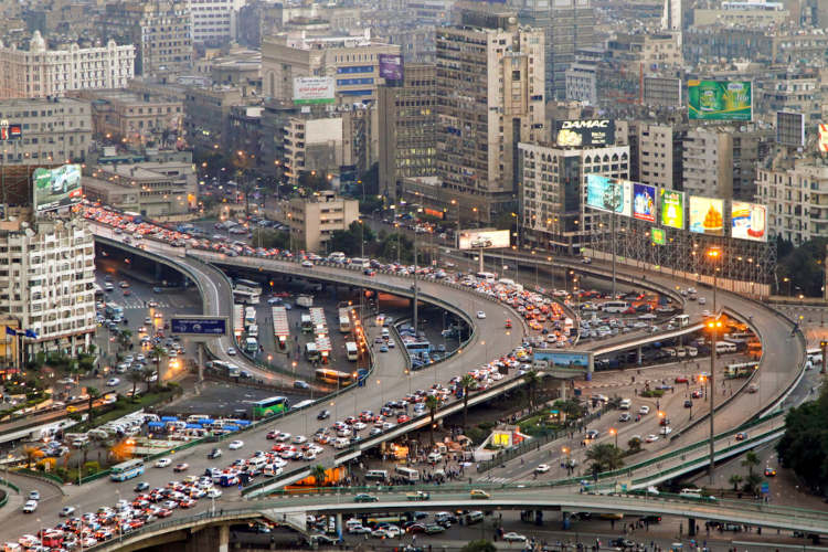 Vista aérea de viadutos e edifícios no Cairo, cidade da África Branca ou África do Norte.