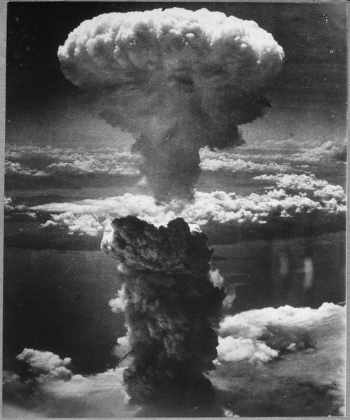 Momento da explosão da bomba atômica de Nagasaki.