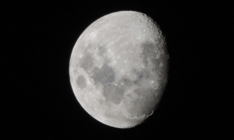 Minguante gibosa, uma das fases da Lua.