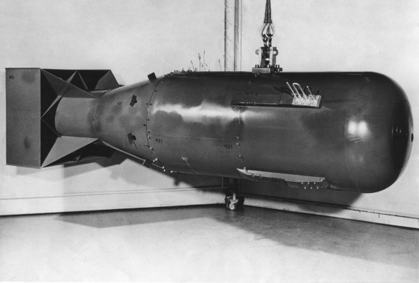 Fat Man, bomba atômica produzida pelo Projeto Manhattan e lançada sobre Hiroshima em 1945.