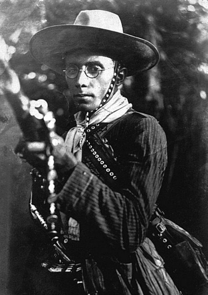 Fotografia em preto e branco de Lampião empunhando sua arma.