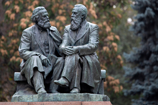 Monumento representando Marx e Engels, criadores do socialismo científico, em Bisqueque, capital do Quirguistão.